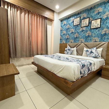 Hotelsuncity Inn Vadodara Exterior photo