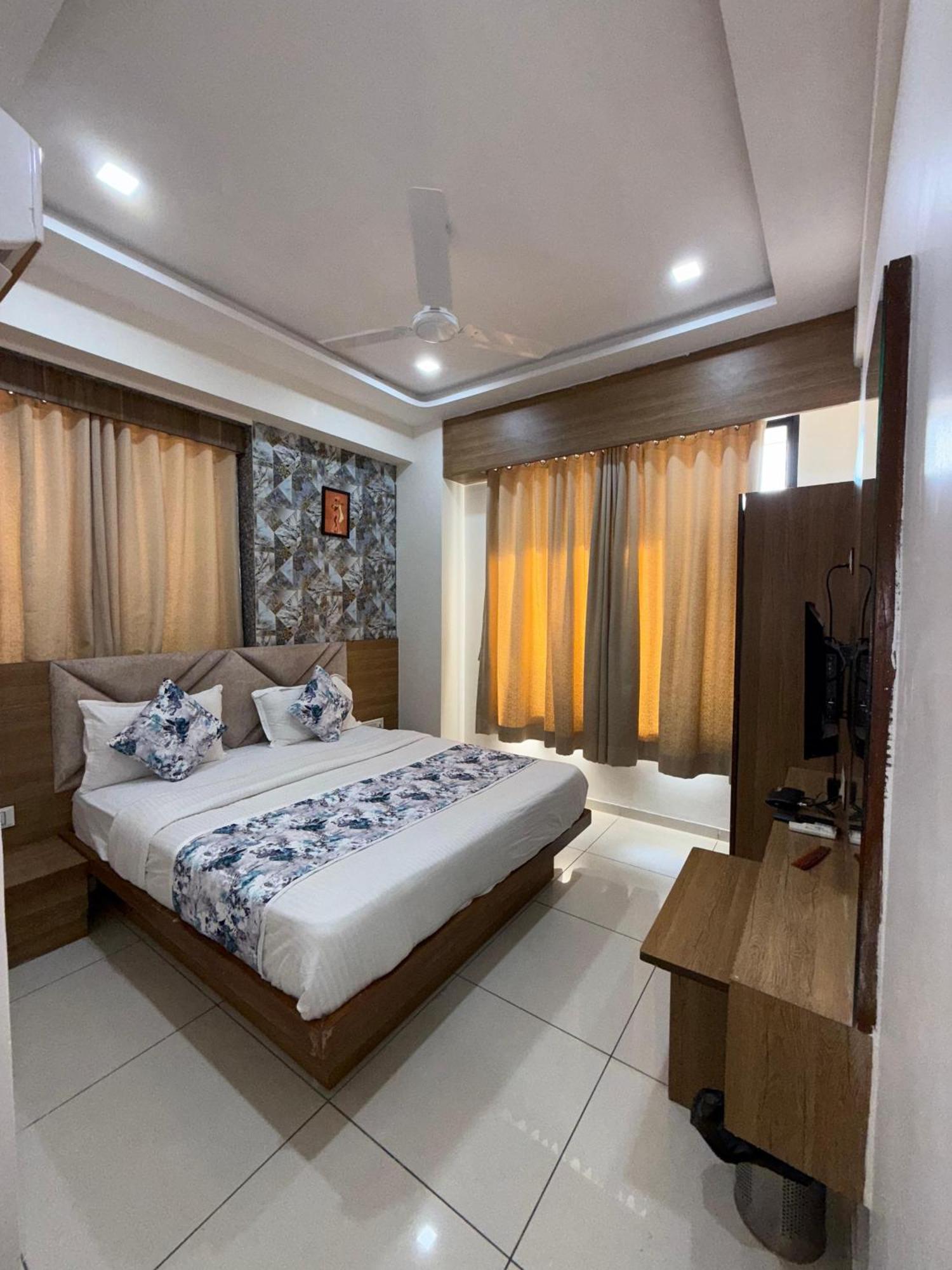 Hotelsuncity Inn Vadodara Exterior photo