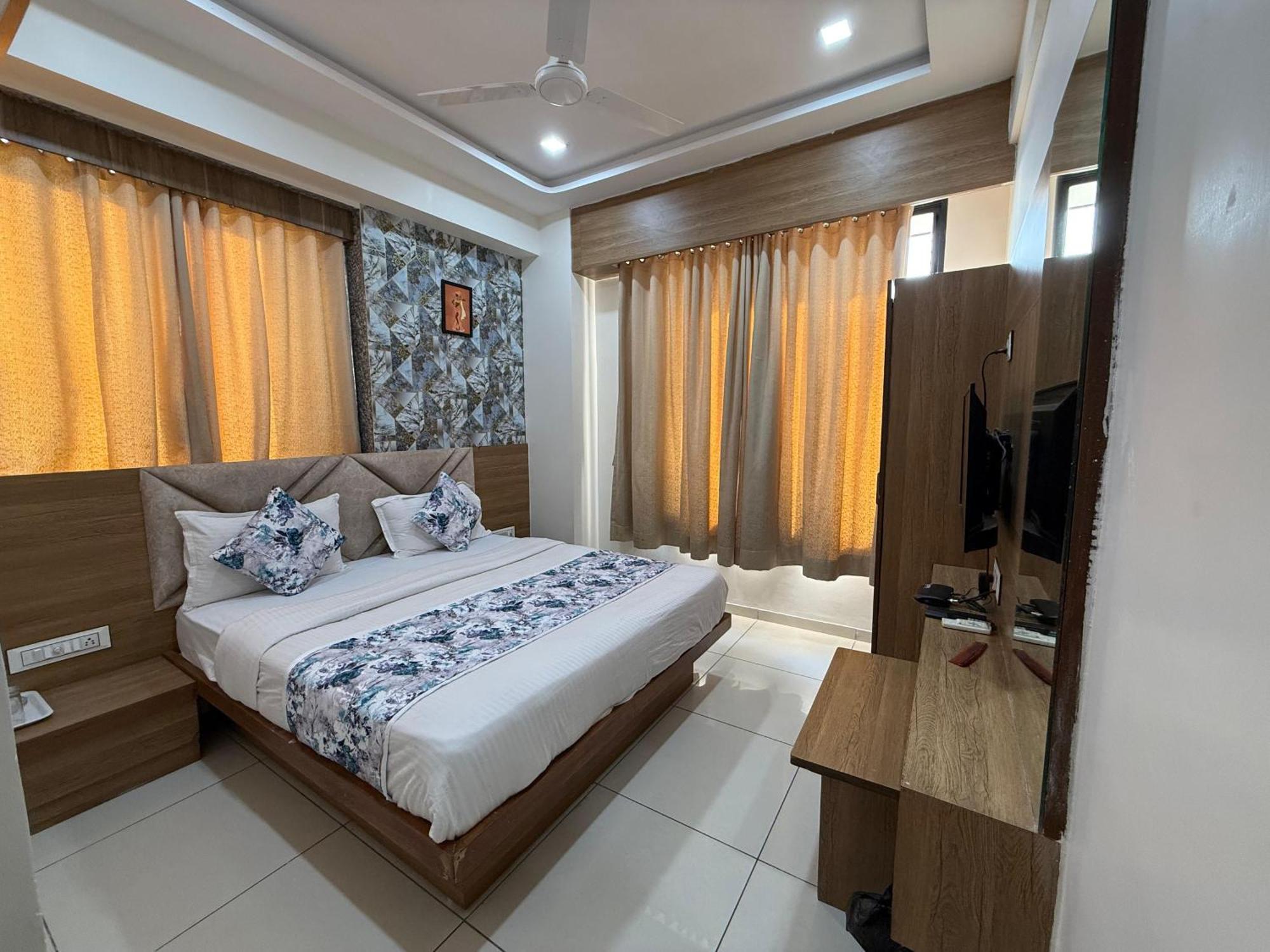 Hotelsuncity Inn Vadodara Exterior photo